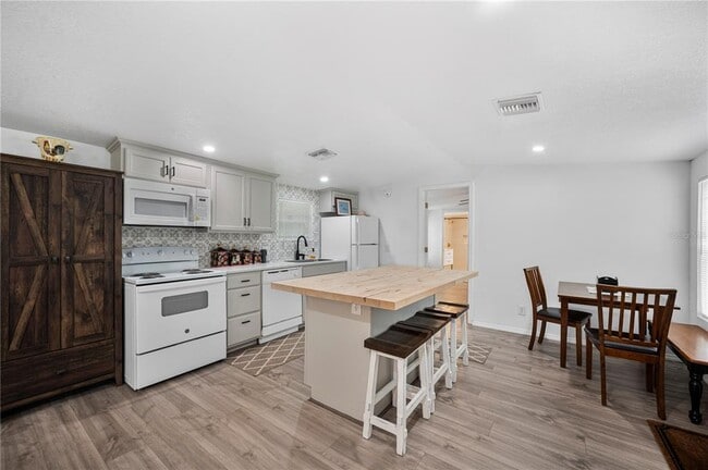 Building Photo - 4218 Lake Hancock Rd