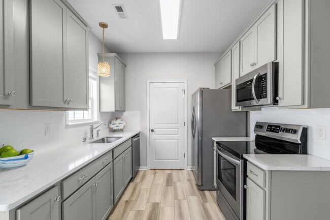 Building Photo - 558 Calen Ln