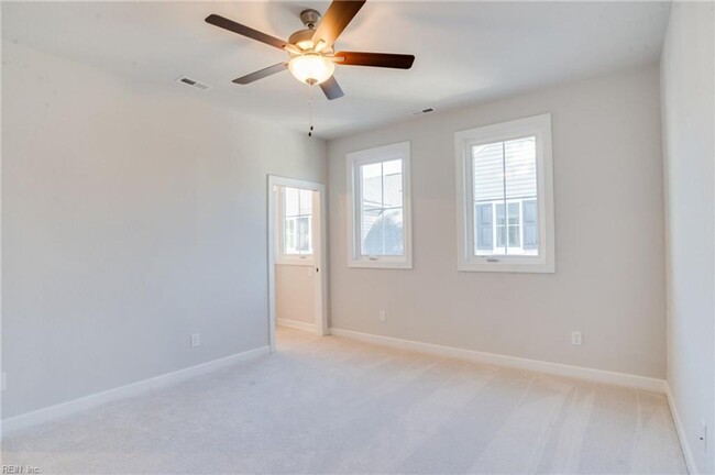 Building Photo - Like-New Two-Unit Condo in Sought-After Ch...