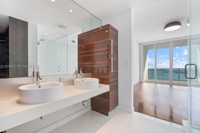 Building Photo - 2020 N Bayshore Dr