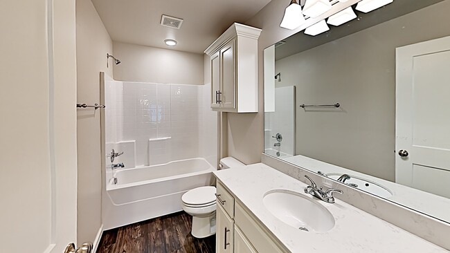 Building Photo - 2 Bedroom 2 Bathroom 1 Car Garage Duplex w...