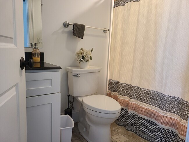 Building Photo - 10 Fern St