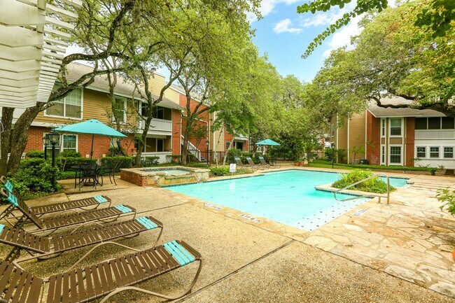 Building Photo - 2Bd Condo in Gated Community! Available November!