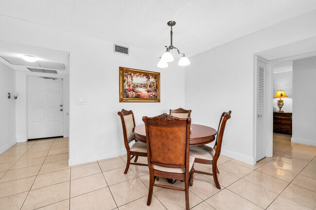 Building Photo - 2800 N Palm Aire Dr
