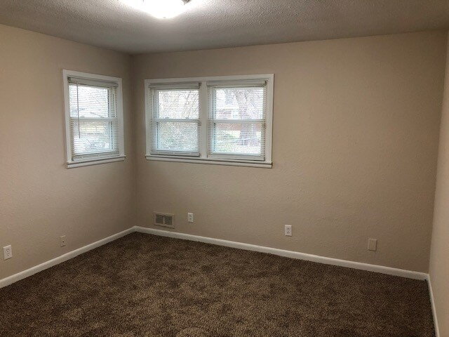 Building Photo - WEST SIDE UPDATED 4 BEDROOM AVAILABLE TODAY!