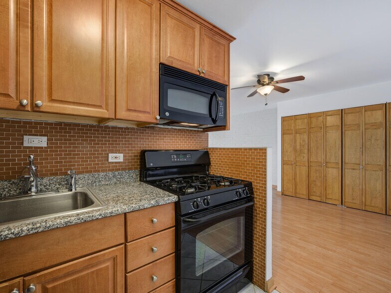 Building Photo - 3900 N Pine Grove Ave