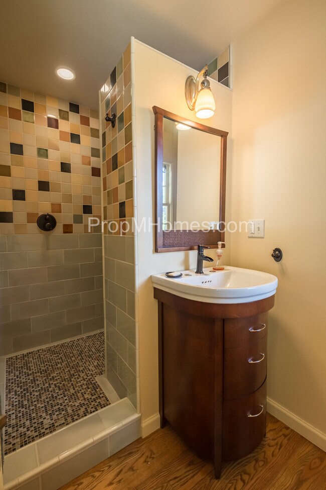 Building Photo - Riverfront Perfection with this Charming 3 Bedroom Lake Oswego Home!
