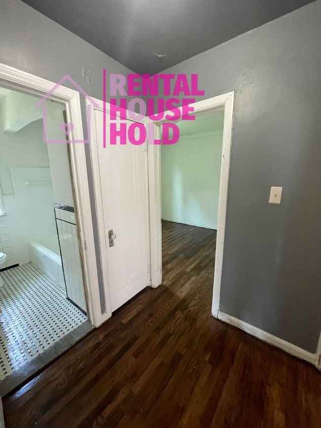 Building Photo - 3 BEDROOM 2 BATH BUNGALOW FREE PRE-SCREEN