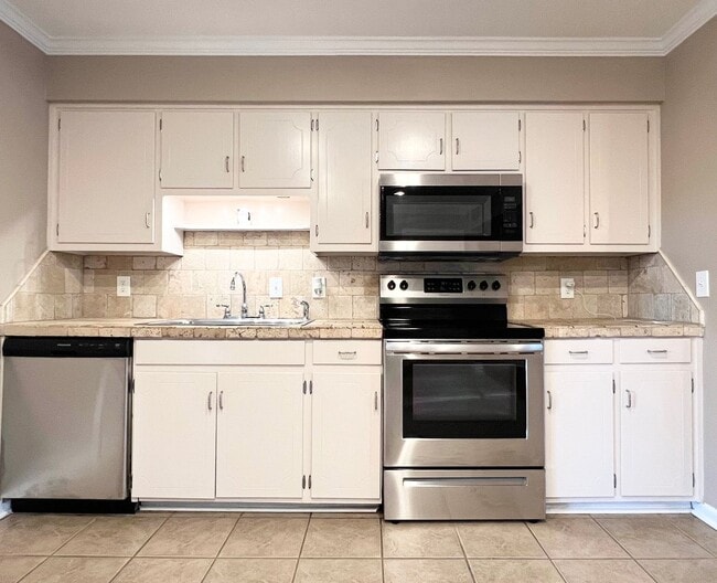 Building Photo - 3 bedroom 2 bath