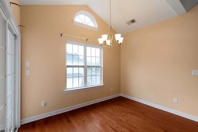 Building Photo - Beautiful Condo Minutes from Ballantyne wi...