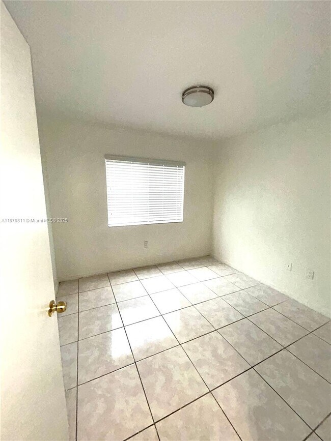 Building Photo - 1240 SE 28th Ct