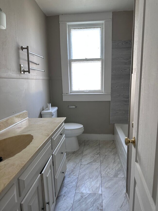Building Photo - 2416 Walworth - House