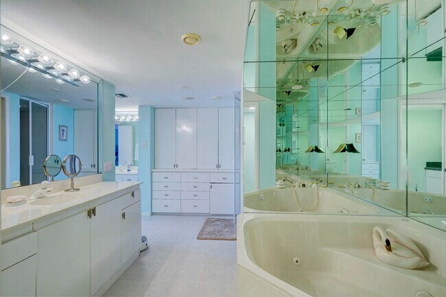 Building Photo - 123 Lakeshore Dr