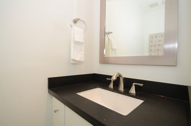 Building Photo - 5524 Beverly Hill St