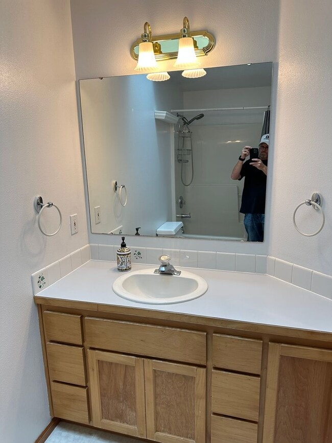 Building Photo - Beautifully updated 3 bedroom 2 bath house...