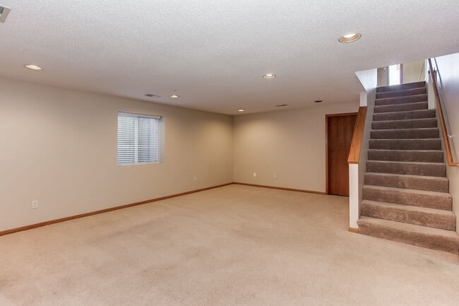 Building Photo - Great  4 bedroom home in Derby School dist...