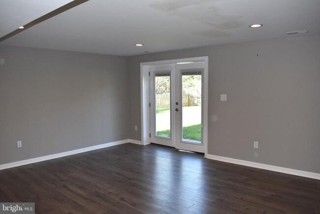 Building Photo - 2174 E Greenleaf Dr