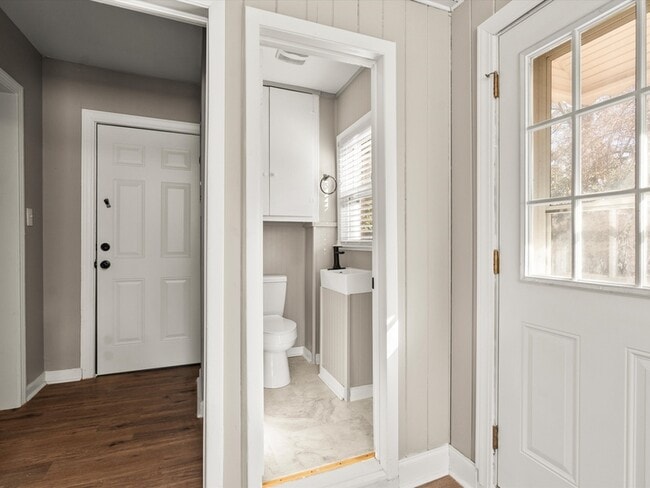 Building Photo - 1403 Lowell Dr SE