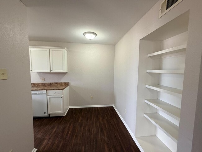 Building Photo - 3302 Salisbury Ave