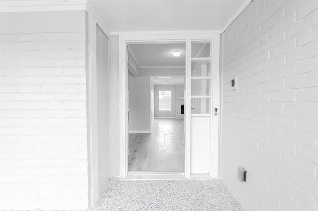 Building Photo - 16227 Southampton Dr