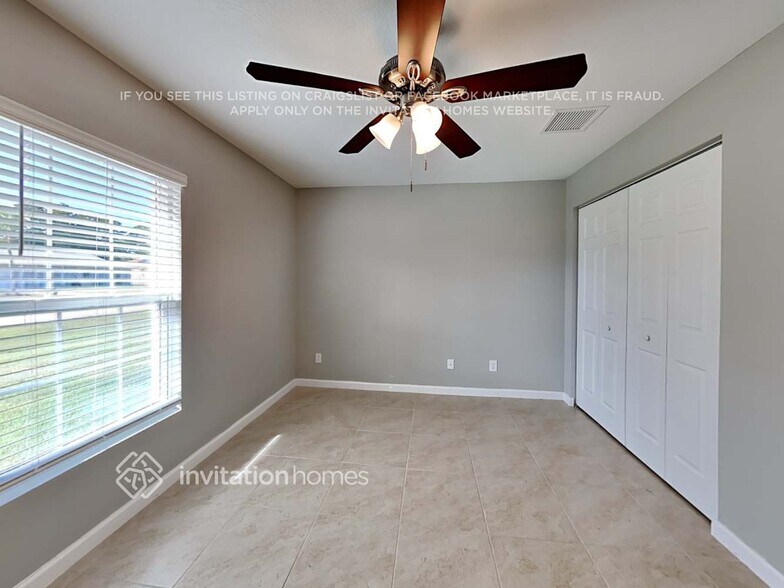Building Photo - 529 NW Floresta Dr
