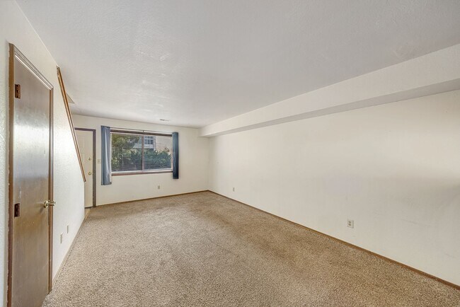 Building Photo - 489-432 32 Rd