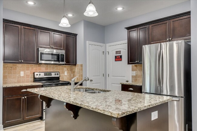 Building Photo - 665 Dunrobin Ln