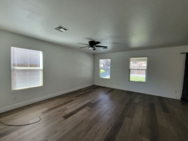 Building Photo - 4 Bedroom 2 Bathroom Home Close to Shopping and Restaurants!!