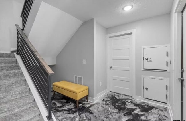 Building Photo - Fully Furnished 2 Master Suites | Luxe Townhome Near UNMC