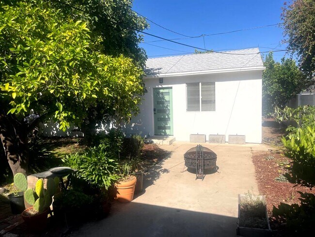 Building Photo - 5724-5726 Lemona Ave
