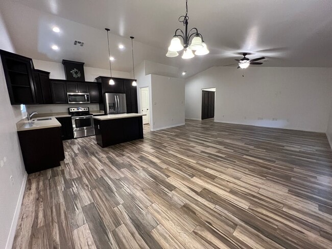 Building Photo - 4 BEDROOM POOL & SOLAR HOME