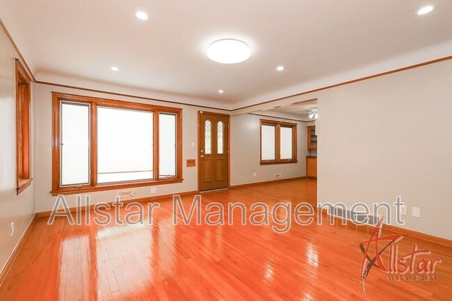 Building Photo - 9113 Outlook Dr