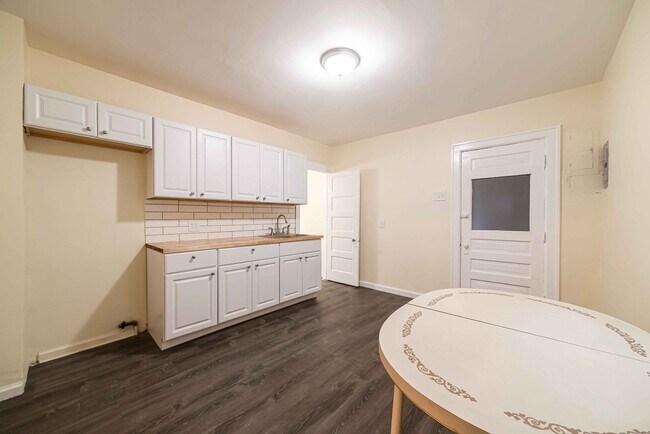 Building Photo - $1300 - Spacious Hamtramck home