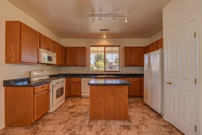 Building Photo - Upgraded 3 bed 2 bath StoneRidge Beauty!