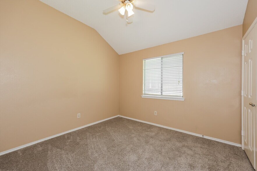 Building Photo - 544 De Soto Dr