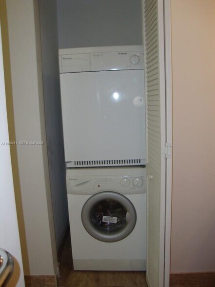 Building Photo - 300 S Biscayne Blvd