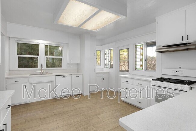 Building Photo - 1115 F Ave