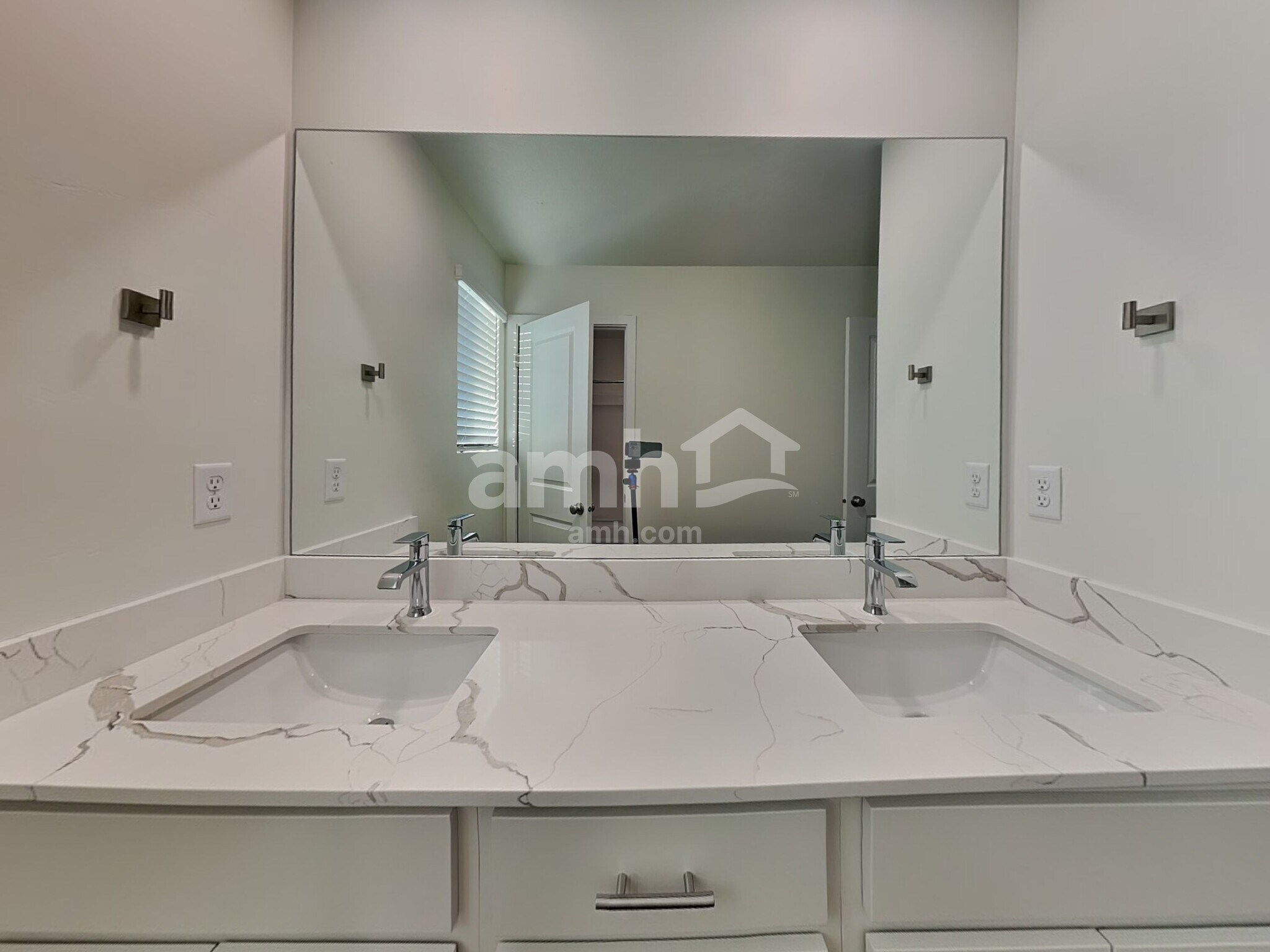 Building Photo - 1268 W Mahogany St