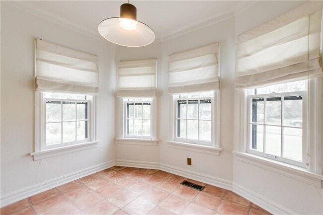 Building Photo - 1600 NW 38th St