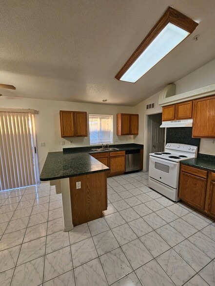 Kitchen - 3035 Kiowa Blvd N