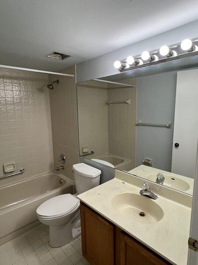 Building Photo - 2335 SW 22nd Ave