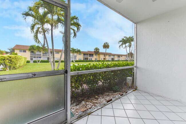 Building Photo - 9851 Sandalfoot Blvd