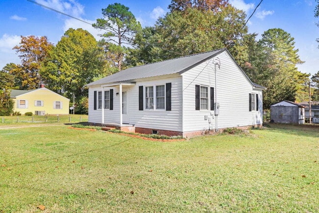 Building Photo - **RENOVATED** 2 BR 1 BA HOME IN GOLDSBORO- close to SJAFB!