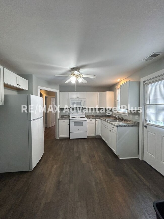 Building Photo - 3-Bedroom Home in Town of Blackstone!