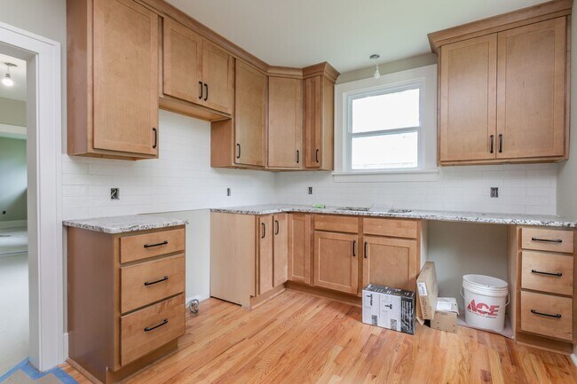 Building Photo - Recently Renovated Central Columbia Bungalow!
