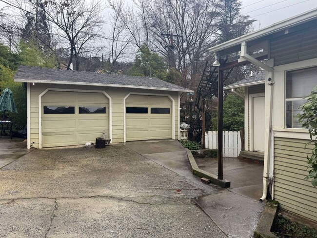 Building Photo - Cozy Downtown home with Fenced backyard