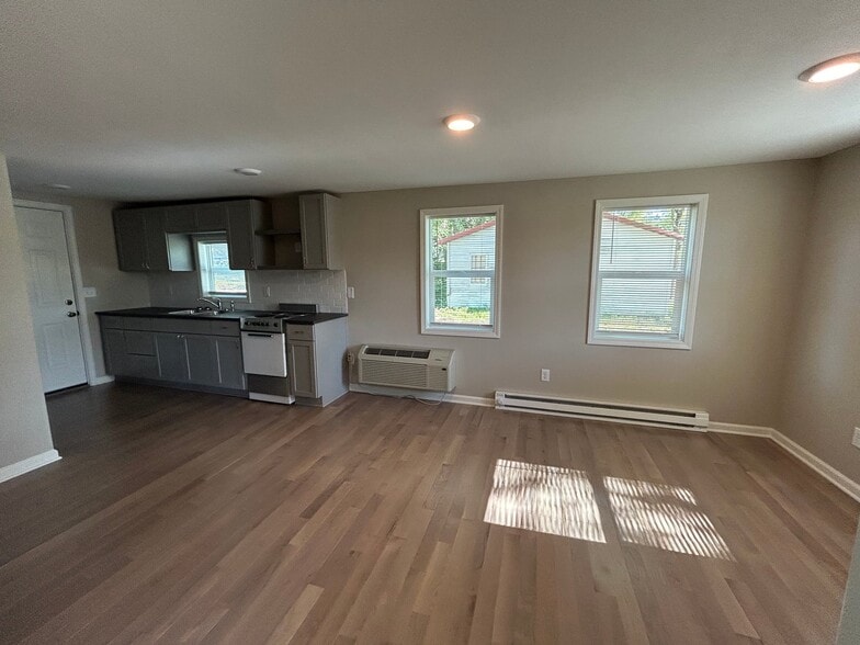 Building Photo - 305 N Main St