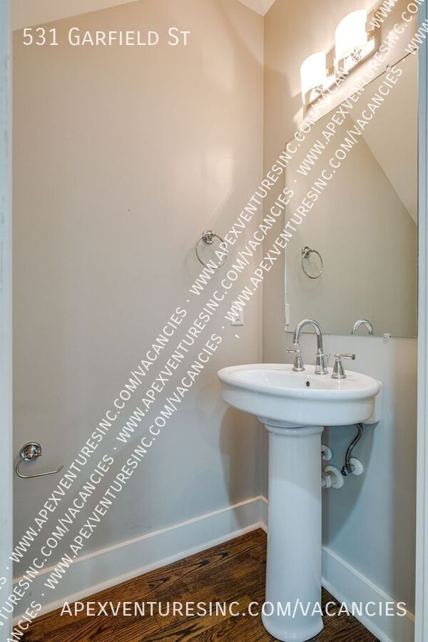 Building Photo - 531 Garfield St