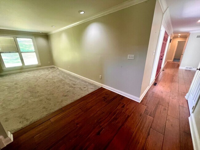 Building Photo - Cranberry - 6 bedroom 4 bathroom - Stunnin...