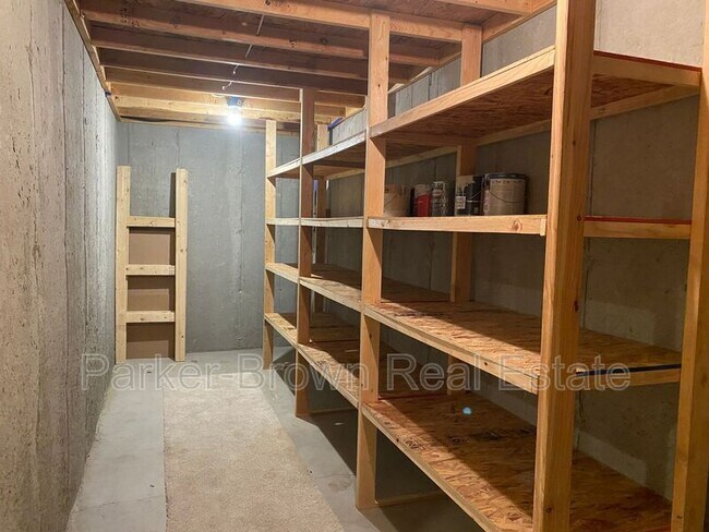 Building Photo - 5561 W Pkwy W